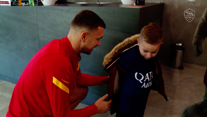 VIDEO Roma, il piccolo David incontra Dzeko: gioia, sorrisi e tanta commozione