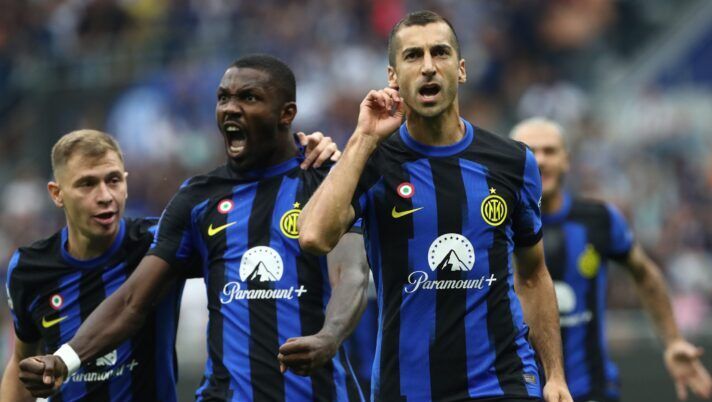 MILAN, ITALY - SEPTEMBER 16: Henrikh Mkhitaryan of FC Internazionale celebrates with his team-mate Marcus Thuram after scoring the opening goal during the Serie A TIM match between FC Internazionale and AC Milan at Stadio Giuseppe Meazza on September 16, 2023 in Milan, Italy. (Photo by Marco Luzzani/Getty Images) Empoli-Inter, formazioni ufficiali: la scelta su Lautaro, Barella, de Vrij e Mkhitaryan! Non c’è Caputo - immagine 1
