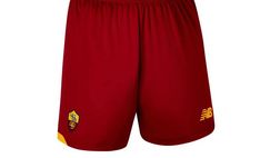 Roma, presentato anche il pantaloncino con il vecchio stemma