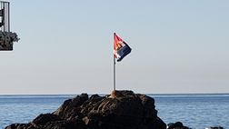 Mareggiata a Boccadasse, ma il derby non si ferma: la Nord rivuole la bandiera al suo posto…