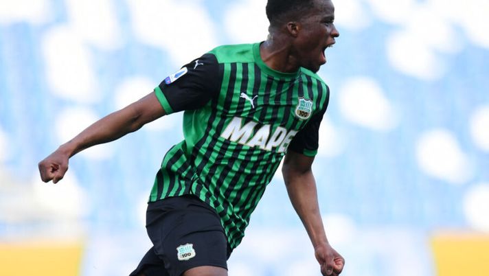 REGGIO NELL'EMILIA, ITALY - MARCH 13: Hamed Junior Traore of Sassuolo celebrates scoring their team's third goal during the Serie A match between US Sassuolo and Hellas Verona FC at Mapei Stadium - Citta del Tricolore on March 13, 2021 in Reggio nell'Emilia, Italy. Sporting stadiums around Italy remain under strict restrictions due to the Coronavirus Pandemic as Government social distancing laws prohibit fans inside venues resulting in games being played behind closed doors. (Photo by Alessandro Sabattini/Getty Images) Comunicato Sassuolo: “Non solo Boga, out anche Traoré: in tre con la febbre ma negativi” - immagine 1