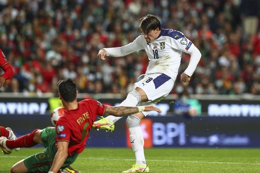 LISBON, PORTUGAL - NOVEMBER 14: Dusan Vlahovic of Serbia during the 2022 FIFA World Cup Qualifier match between Portugal and Serbia at Estadio Jose Alvalade on November 14, 2021 in Lisbon, Lisboa. (Photo by Carlos Rodrigues/Getty Images) Buffon: “Vlahovic ha qualcosa di diverso, un’evoluzione nel ruolo”- immagine 2