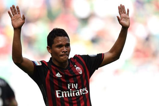 Carlos Bacca con la maglia del Milan Carlos Bacca con la maglia del Milan