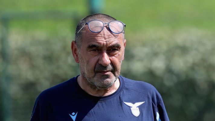 ROME, ITALY - JULY 09: SS Lazio head coach Maurizio Sarri looks on during the SS Lazio training session at Formello sport centre on July 9, 2021 in Rome, Italy. (Photo by Paolo Bruno/Getty Images) Gazzetta annuncia: “Lazio-Sarri, intesa trovata per il rinnovo: cifre e dettagli” - immagine 1