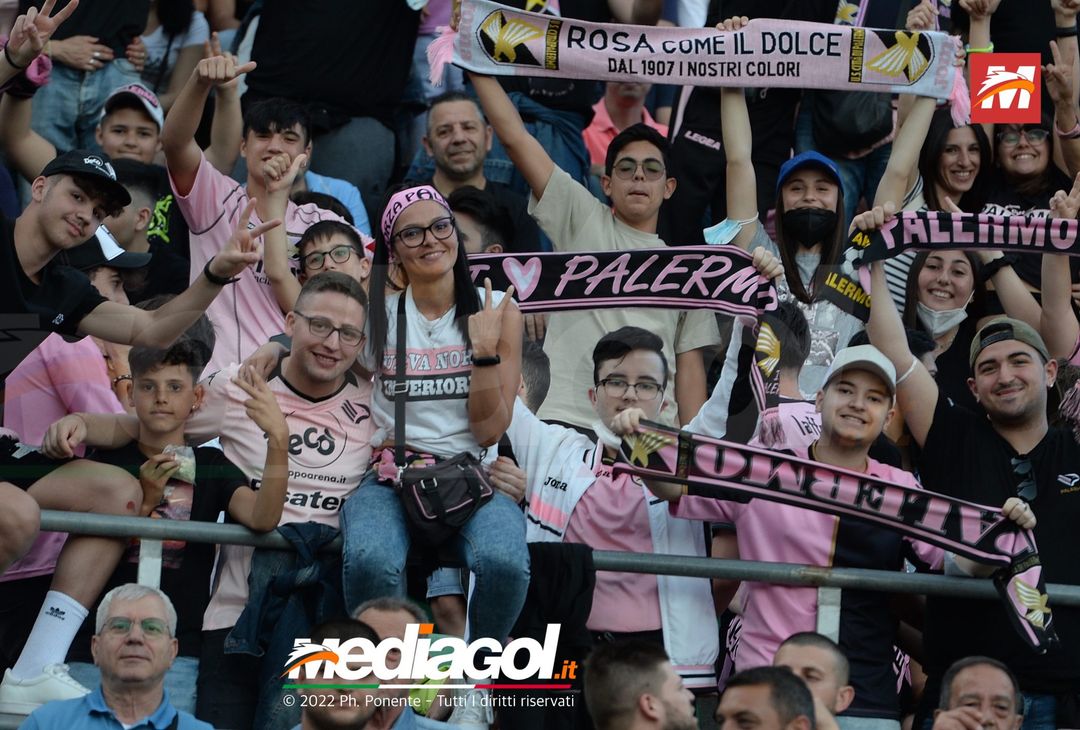 Fototifo, i tifosi allo stadio per Palermo-Feralpisaló 1-0 (gallery) - immagine 158
