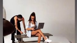 VIDEO / Tornano gli shooting per la fidanzata di Tonali: modella in versione studentessa