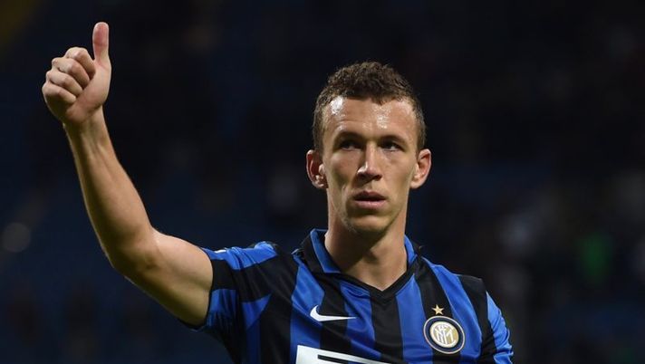 MILAN, ITALY - SEPTEMBER 23: Ivan Perisic of Internazionale Milano greets supporters after winning the Serie A match between FC Internazionale Milano and Hellas Verona FC at Stadio Giuseppe Meazza on September 23, 2015 in Milan, Italy. (Photo by Tullio M. Puglia/Getty Images) INFORTUNI – Le novità su Perisic e Belotti, Vermaelen e Dani Alves, Farias e Widmer - immagine 1