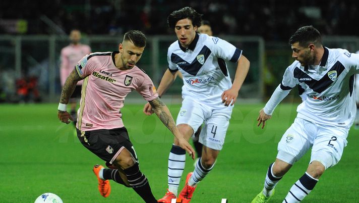 PALERMO, ITALY - FEBRUARY 15: Aleksander Trajkovski (L) of Palermo holds off the challenge from Sandro Tonali of Brescia during the Serie B match between US Citta di Palermo and Brescia at Stadio Renzo Barbera on February 15, 2019 in Palermo, Italy. (Photo by Getty Images/Getty Images) PALERMO, ITALY - FEBRUARY 15: Aleksander Trajkovski (L) of Palermo holds off the challenge from Sandro Tonali of Brescia during the Serie B match between US Citta di Palermo and Brescia at Stadio Renzo Barbera on February 15, 2019 in Palermo, Italy. (Photo by Getty Images/Getty Images)