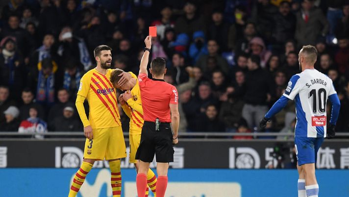 BARCELONA, SPAIN - JANUARY 04: Frenkie de Jong of FC Barcelona is consoled by teammate Gerard Pique as he is shown a red card during the La Liga match between RCD Espanyol and FC Barcelona at RCDE Stadium on January 04, 2020 in Barcelona, Spain. (Photo by Alex Caparros/Getty Images) BARCELONA, SPAIN - JANUARY 04: Frenkie de Jong of FC Barcelona is consoled by teammate Gerard Pique as he is shown a red card during the La Liga match between RCD Espanyol and FC Barcelona at RCDE Stadium on January 04, 2020 in Barcelona, Spain. (Photo by Alex Caparros/Getty Images)