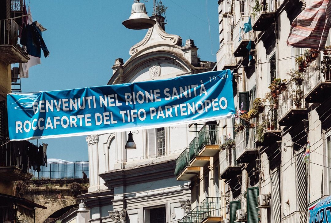 GALLERY Trepidante l’attesa in città. Il Napoli sui social: “Adda passà ‘a nuttata”- immagine 1