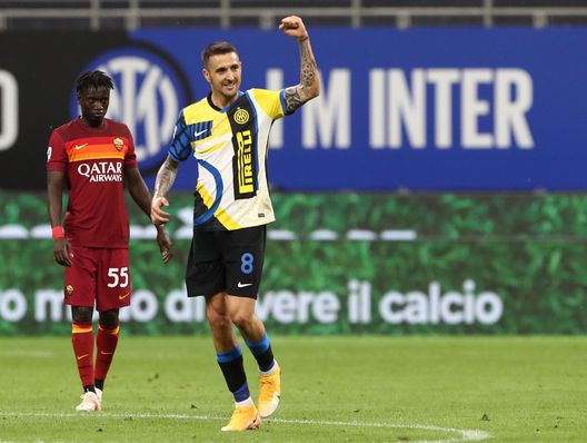 Vecino esulta dopo un gol alla Roma Vecino esulta dopo un gol alla Roma