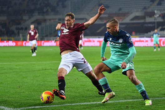 TURIN, ITALY - NOVEMBER 22: Mergim Vojvoda of Torino FC is challenged by Gerard Deulofeu of Udinese Calcio during the Serie A match between Torino FC and Udinese Calcio at Stadio Olimpico di Torino on November 22, 2021 in Turin, Italy. (Photo by Valerio Pennicino/Getty Images)