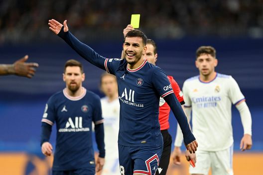 MADRID, SPAIN - MARCH 09: Leandro Paredes of Paris Saint-Germain is shown a yellow card by referee Danny Makkelie (obscured) during the UEFA Champions League Round Of Sixteen Leg Two match between Real Madrid and Paris Saint-Germain at Estadio Santiago Bernabeu on March 09, 2022 in Madrid, Spain. (Photo by David Ramos/Getty Images) La Juventus con un nuovo centrocampista a Firenze? I dettagli- immagine 2