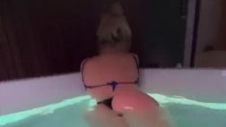VIDEO / Wanda, relax in piscina: il video infiamma i social