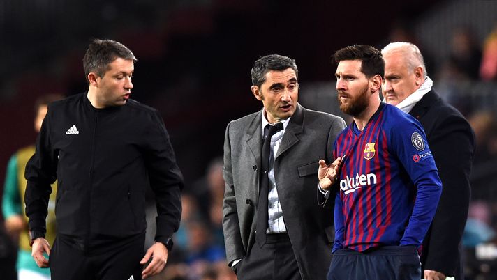 BARCELONA, SPAIN - DECEMBER 11: Substitute Lionel Messi of Barcelona stands alongside Ernesto Valverde, Manager of Barcelona during the UEFA Champions League Group B match between FC Barcelona and Tottenham Hotspur at Camp Nou on December 11, 2018 in Barcelona, Spain. (Photo by Alex Caparros/Getty Images) BARCELONA, SPAIN - DECEMBER 11: Substitute Lionel Messi of Barcelona stands alongside Ernesto Valverde, Manager of Barcelona during the UEFA Champions League Group B match between FC Barcelona and Tottenham Hotspur at Camp Nou on December 11, 2018 in Barcelona, Spain. (Photo by Alex Caparros/Getty Images)