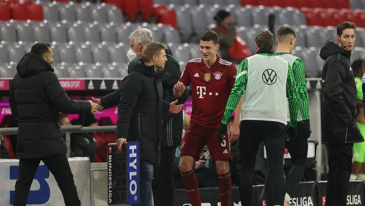 MUNICH, GERMANY - DECEMBER 17: Benjamin Pavard of Muenchen leaves the pitch to go to the restroom during the Bundesliga match between FC Bayern München and VfL Wolfsburg at Allianz Arena on December 17, 2021 in Munich, Germany. (Photo by Alexander Hassenstein/Getty Images) Pavard, derby madrileno di mercato per il francese del Bayern Monaco - immagine 1