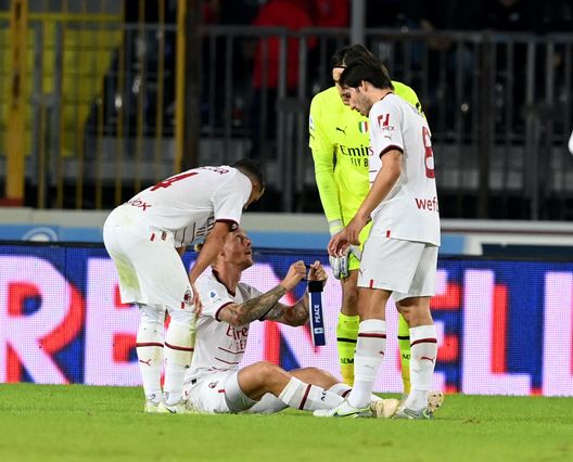 Simon Kjaer (difensore AC Milan) si ferma per infortunio durante Empoli-Milan 1-3 (Serie A 2022-2023) | News (Getty Images) infortunio Simon Kjaer AC Milan Empoli-Milan 1-3 Serie A 2022-2023