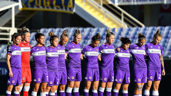 FLORENCE, ITALY - NOVEMBER 6: Players of Fiorentina pay honour to the memory of Vittoria Campo player of Palermo before the Women's Serie A match between ACF Fiorentina and FC Internazionale at Stadio Artemio Franchi on November 6, 2021 in Florence, Italy. (Photo by Getty Images) Fiorentina Femminile, Martinovic non ha dubbi: “Domenica sarà una battaglia” - immagine 1