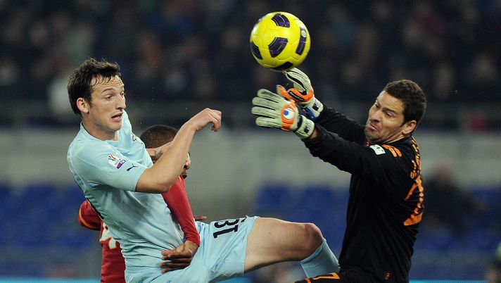 ROME, ITALY - JANUARY 19:  Goalkeeper Julio Sergio of Roma in action against Libor Kozak of Lazio during the TIM Cup match between AS Roma and SS Lazio at Stadio Olimpico on January 19, 2011 in Rome, Italy.  (Photo by Giuseppe Bellini/Getty Images) 