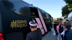 VIDEO Palermo-Virtus Entella, arriva il pullman dei rosanero tra applausi dei tifosi