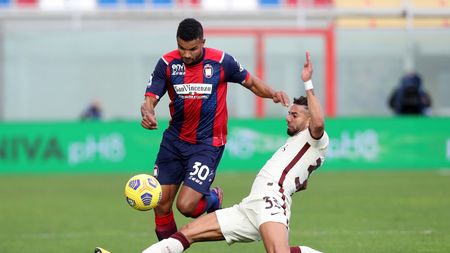 CROTONE, ITALY - JANUARY 06: Junior Messias of Crotone competes for the ball with Bruno Peres of Roma during the Serie A match between FC Crotone and AS Roma at Stadio Comunale Ezio Scida on January 06, 2021 in Crotone, Italy. (Photo by Maurizio Lagana/Getty Images) CROTONE, ITALY - JANUARY 06: Junior Messias of Crotone competes for the ball with Bruno Peres of Roma during the Serie A match between FC Crotone and AS Roma at Stadio Comunale Ezio Scida on January 06, 2021 in Crotone, Italy. (Photo by Maurizio Lagana/Getty Images)