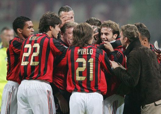 Andrea Pirlo e il Milan festeggiano un gol contro la Juventus nel 2005/06 (credits: GETTY images) Andrea Pirlo e il Milan festeggiano un gol contro la Juventus nel 2005/06 (credits: GETTY images)