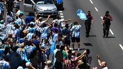 Buenos Aires nel delirio: lei, la bella tifosa, balla…e lui, il nonno, ne approfitta…