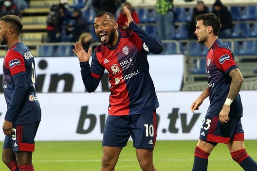 CAGLIARI, ITALY - DECEMBER 06: Joao Pedro of Cagliari celebrates his goal 1-1 during the Serie A match between Cagliari Calcio and Torino FC at Sardegna Arena on December 06, 2021 in Cagliari, Italy. (Photo by Enrico Locci/Getty Images) Calciomercato Torino, da Solomon a Strefezza: il casting per la trequarti- immagine 4