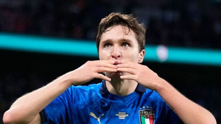 Italy's midfielder Federico Chiesa celebrates after scoring the first goal during the UEFA EURO 2020 semi-final football match between Italy and Spain at Wembley Stadium in London on July 6, 2021. (Photo by Frank Augstein / POOL / AFP) (Photo by FRANK AUGSTEIN/POOL/AFP via Getty Images) Italia, la formazione ufficiale contro l’Inghilterra: le scelte su Immobile e Chiesa - immagine 1