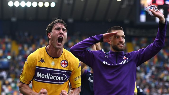 UDINE, ITALY - SEPTEMBER 26: Dusan Vlahovic of ACF Fiorentina celebrates the victory during the Serie A match between Udinese Calcio and ACF Fiorentina at Dacia Arena on September 26, 2021 in Udine, Italy. (Photo by Alessandro Sabattini/Getty Images) 