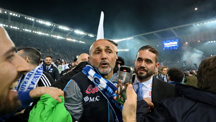 UDINE, ITALY - MAY 04: Luciano Spalletti, Head Coach of SSC Napoli, is surrounded by SSC Napoli fans on the pitch after their side wins the Seria A title after the Serie A match between Udinese Calcio and SSC Napoli at Dacia Arena on May 04, 2023 in Udine, Italy. (Photo by Alessandro Sabattini/Getty Images) spalletti rinnovo