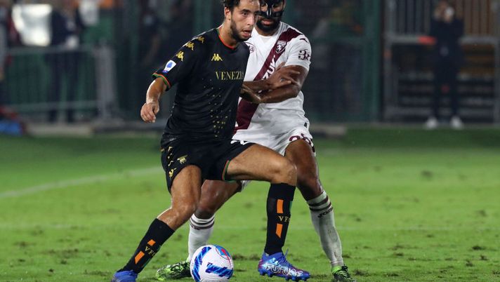 VENEZIA, ITALY - SEPTEMBER 27: Sofian Kiyine of Venezia competes for the ball with Djidji of Torino during the Serie A match between Venezia FC and Torino FC at Stadio Pierluigi Penzo on September 27, 2021 in Venezia, Italy. (Photo by Maurizio Lagana/Getty Images)