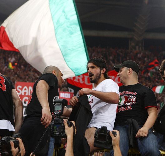  Rino Gattuso esulta con la Curva Sud dopo la vittoria dello Scudetto 2011 (GETTY Images) 