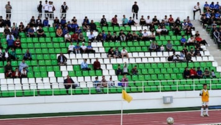 Tutti insieme appassionatamente allo stadio... Tutti insieme appassionatamente allo stadio...