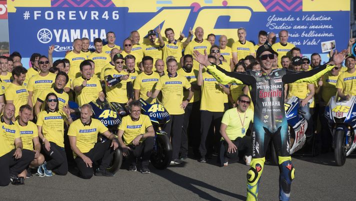 VALENCIA, SPAIN - NOVEMBER 14: Valentino Rossi of Italy and Petronas Yamaha SRT celebrates his final race on the track with the Yamaha team at the end of the MotoGP race during the MotoGP of Comunitat Valenciana: Race at Ricardo Tormo Circuit on November 14, 2021 in Valencia, Spain. (Photo by Mirco Lazzari gp/Getty Images) VALENCIA, SPAIN - NOVEMBER 14: Valentino Rossi of Italy and Petronas Yamaha SRT celebrates his final race on the track with the Yamaha team at the end of the MotoGP race during the MotoGP of Comunitat Valenciana: Race at Ricardo Tormo Circuit on November 14, 2021 in Valencia, Spain. (Photo by Mirco Lazzari gp/Getty Images)