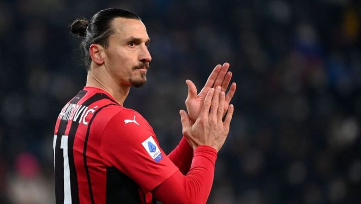 AC Milan's Swedish forward Zlatan Ibrahimovic applauds during the Italian Serie A football match beetween Udinese and AC Milan on December 11, 2021 at the Dacia Arena stadium, in Udine. (Photo by Marco BERTORELLO / AFP) (Photo by MARCO BERTORELLO/AFP via Getty Images) Ibra: “Continua a giocare e ruba i soldi per altri dieci anni: Mino Raiola la vedeva così” - immagine 1