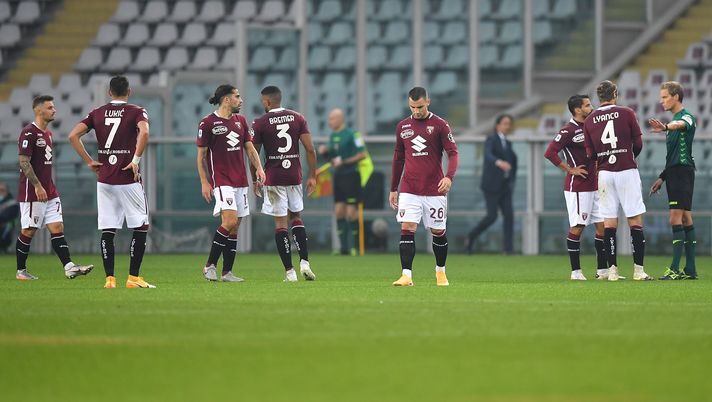 TURIN, ITALY - NOVEMBER 01:  Players of Torino FC look dejected during the Serie A match between Torino FC and SS Lazio at Stadio Olimpico di Torino on November 1, 2020 in Turin, Italy.  (Photo by Valerio Pennicino/Getty Images) 