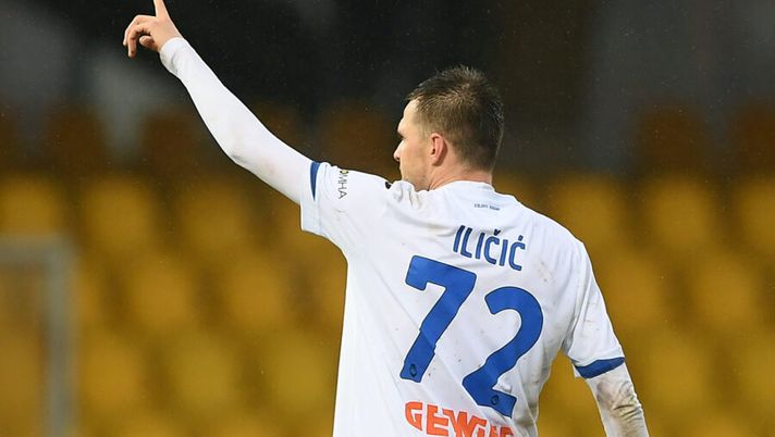 BENEVENTO, ITALY - JANUARY 09: Josip Ilicic of Atalanta B.C. celebrates after scoring their team's first goal during the Serie A match between Benevento Calcio and Atalanta BC at Stadio Ciro Vigorito on January 09, 2021 in Benevento, Italy. Sporting stadiums around Italy remain under strict restrictions due to the Coronavirus Pandemic as Government social distancing laws prohibit fans inside venues resulting in games being played behind closed doors. (Photo by Francesco Pecoraro/Getty Images) Non fate questi errori per la vostra formazione al fanta: da Ilicic fino a Viola - immagine 1