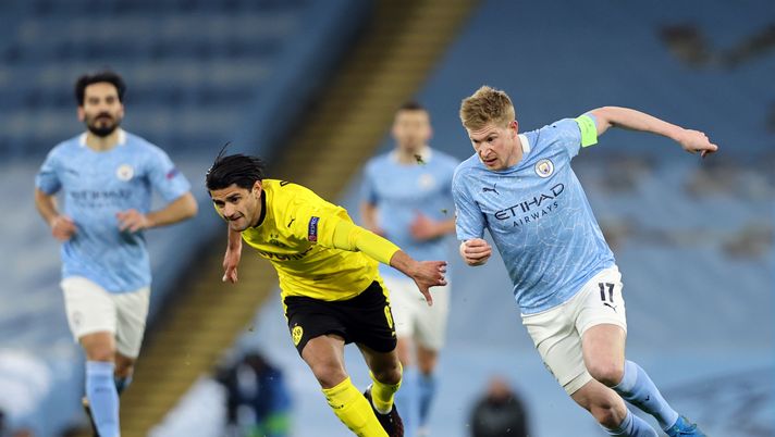 MANCHESTER, ENGLAND - APRIL 06: Kevin De Bruyne of Manchester City battles for possession with Mahmoud Dahoud of Borussia Dortmund during the UEFA Champions League Quarter Final match between Manchester City and Borussia Dortmund at Etihad Stadium on April 06, 2021 in Manchester, England. Sporting stadiums around the UK remain under strict restrictions due to the Coronavirus Pandemic as Government social distancing laws prohibit fans inside venues resulting in games being played behind closed doors. (Photo by Clive Brunskill/Getty Images) MANCHESTER, ENGLAND - APRIL 06: Kevin De Bruyne of Manchester City battles for possession with Mahmoud Dahoud of Borussia Dortmund during the UEFA Champions League Quarter Final match between Manchester City and Borussia Dortmund at Etihad Stadium on April 06, 2021 in Manchester, England. Sporting stadiums around the UK remain under strict restrictions due to the Coronavirus Pandemic as Government social distancing laws prohibit fans inside venues resulting in games being played behind closed doors. (Photo by Clive Brunskill/Getty Images)