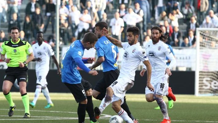 Andrea Palazzi (destra) a contrasto durante Novara-Pro Vercelli. Foto legab.it 