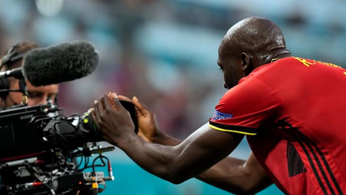 Belgio, Lukaku segna e dedica il gol a Eriksen: &#8220;Ti voglio bene&#8221;. E bacia la telecamera 
