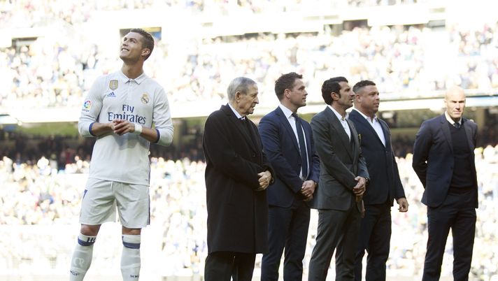 MADRID, SPAIN - JANUARY 07: Cristiano Ronaldo (L) of Real Madrid CF waits for his golden ball ahead Raymond Kopa (2ndL), Michael Owen (3dL), Luis Figo (3dR), Ronaldo Nazario (2ndR) and head coach Zinedine Zidane (R) prior to start the La Liga match between Real Madrid CF and Granada CF at Estadio Santiago Bernabeu on January 7, 2017 in Madrid, Spain. (Photo by Gonzalo Arroyo Moreno/Getty Images) Henry sceglie…tra i Ronaldo: “Per me quello vero è il brasiliano. CR7 è…Cristiano!” - immagine 1