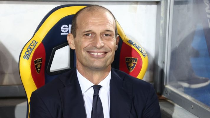 LECCE, ITALY - OCTOBER 29: Head coach of Juventus Massimiliano Allegri smiles during the Serie A match between US Lecce and Juventus at Stadio Via del Mare on October 29, 2022 in Lecce, Italy. (Photo by Maurizio Lagana/Getty Images) Allegri: “Iling, solo una botta! Così vedo Fagioli, Miretti, Soulè, McKennie e Kean” - immagine 1