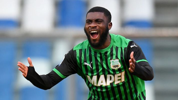 REGGIO NELL'EMILIA, ITALY - JANUARY 06: Jeremie Boga of Sassuolo celebrates after scoring their team's first goal during the Serie A match between US Sassuolo and Genoa CFC at Mapei Stadium - Città del Tricolore on January 06, 2021 in Reggio nell'Emilia, Italy. Sporting stadiums around Italy remain under strict restrictions due to the Coronavirus Pandemic as Government social distancing laws prohibit fans inside venues resulting in games being played behind closed doors. (Photo by Alessandro Sabattini/Getty Images) I voti ufficiali al fantacalcio: Lazzari promosso, Correa come Acerbi e la decisione su Boga - immagine 1
