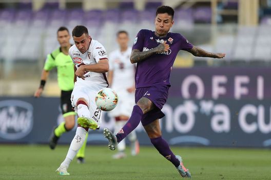  FLORENCE, ITALY - JULY 19: Erick Pulgar of ACF Fiorentina battles for the ball with Alejandro Berenguer of Torino FC during the Serie A match between ACF Fiorentina and Torino FC at Stadio Artemio Franchi on July 19, 2020 in Florence, Italy. (Photo by Gabriele Maltinti/Getty Images) 