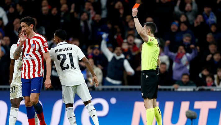 MADRID, SPAIN - JANUARY 26: Referee Cesar Soto Grado shows red card to Stefan Savic of Atletico de Madridduring the Copa Del Rey Quarter Final match between Real Madrid and Atletico de Madrid at Estadio Santiago Bernabeu on January 26, 2023 in Madrid, Spain. (Photo by Florencia Tan Jun/Getty Images) Il derby di Madrid raddoppia: Real-Atletico in pre-serale il 25 febbraio… - immagine 1