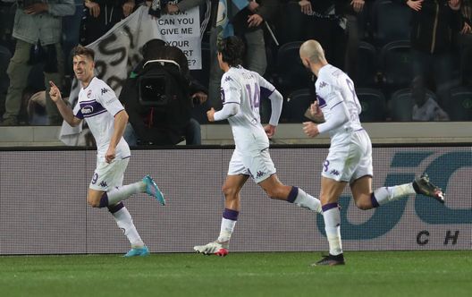 BERGAMO, ITALY - FEBRUARY 10: Krzysztof Piatek of ACF Fiorentina celebrates his second goal during the Coppa Italia match between Atalanta BC and ACF Fiorentina at Gewiss Stadium on February 10, 2022 in Bergamo, Italy. (Photo by Emilio Andreoli/Getty Images) BERGAMO, ITALY - FEBRUARY 10: Krzysztof Piatek of ACF Fiorentina celebrates his second goal during the Coppa Italia match between Atalanta BC and ACF Fiorentina at Gewiss Stadium on February 10, 2022 in Bergamo, Italy. (Photo by Emilio Andreoli/Getty Images)