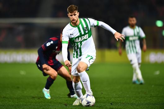 BOLOGNA, ITALY - NOVEMBER 12: Georgis Kyriakopoulos of US Sassuolo in action during the Serie A match between Bologna FC and US Sassuolo at Stadio Renato Dall'Ara on November 12, 2022 in Bologna, Italy. (Photo by Alessandro Sabattini/Getty Images) Abbandonata la pista Terzic? Pronto uno scambio tra Bologna e Sassuolo- immagine 2