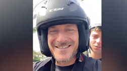 VIDEO / Totti sorridente in scooter col figlio Cristian