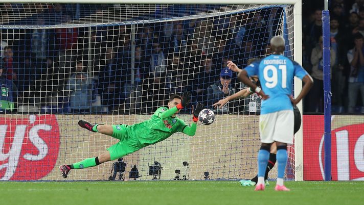 NAPLES, ITALY - APRIL 18: Alex Meret of SSC Napoli saves the penalty kick from Olivier Giroud of AC Milan ( Obscured ) during the UEFA Champions League Quarterfinal Second Leg match between SSC Napoli and AC Milan at Stadio Diego Armando Maradona on April 18, 2023 in Naples, Italy. (Photo by Francesco Pecoraro/Getty Images) Meret